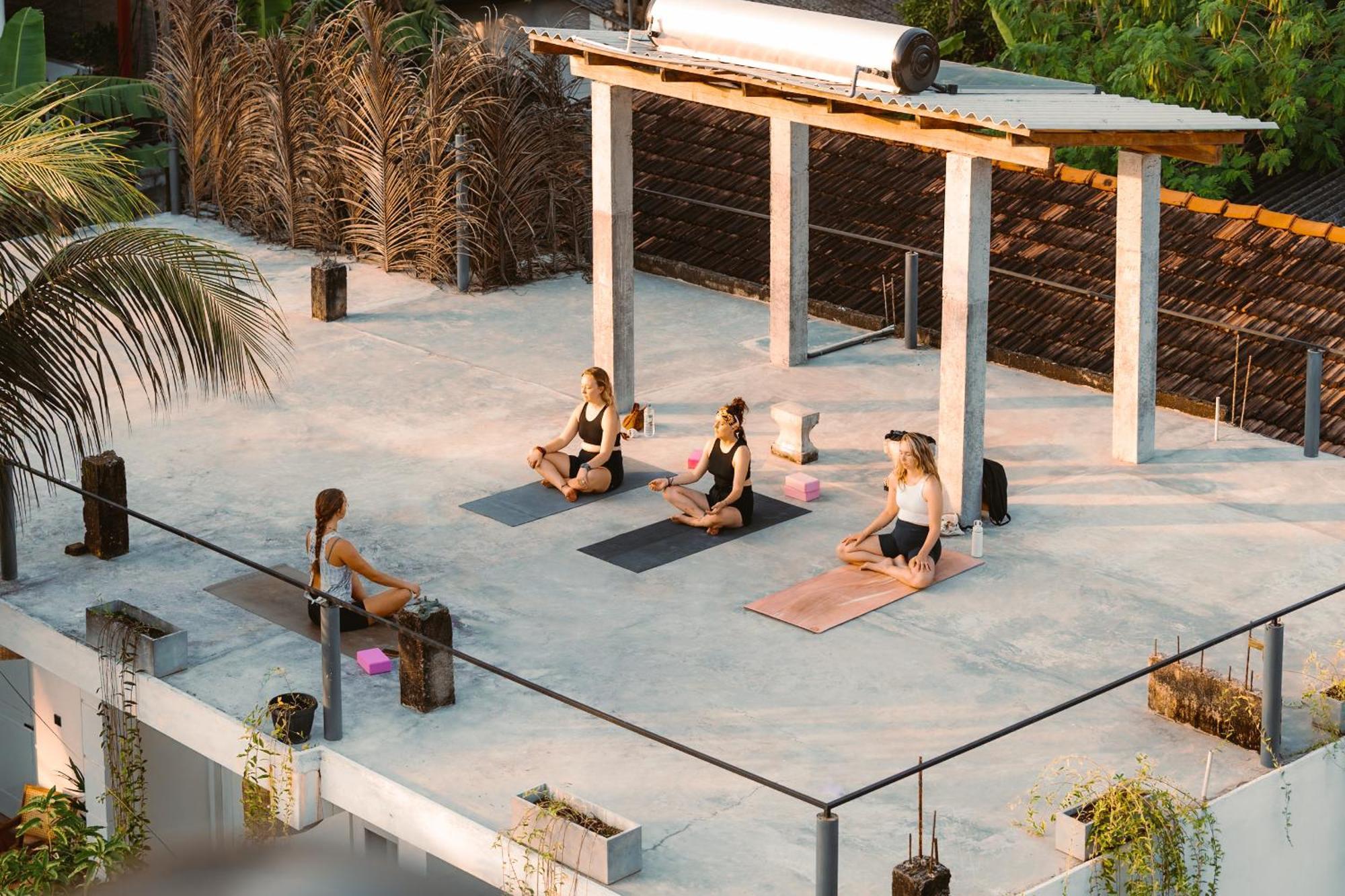 Lucky'S Surf Camp Bed and Breakfast Weligama Buitenkant foto
