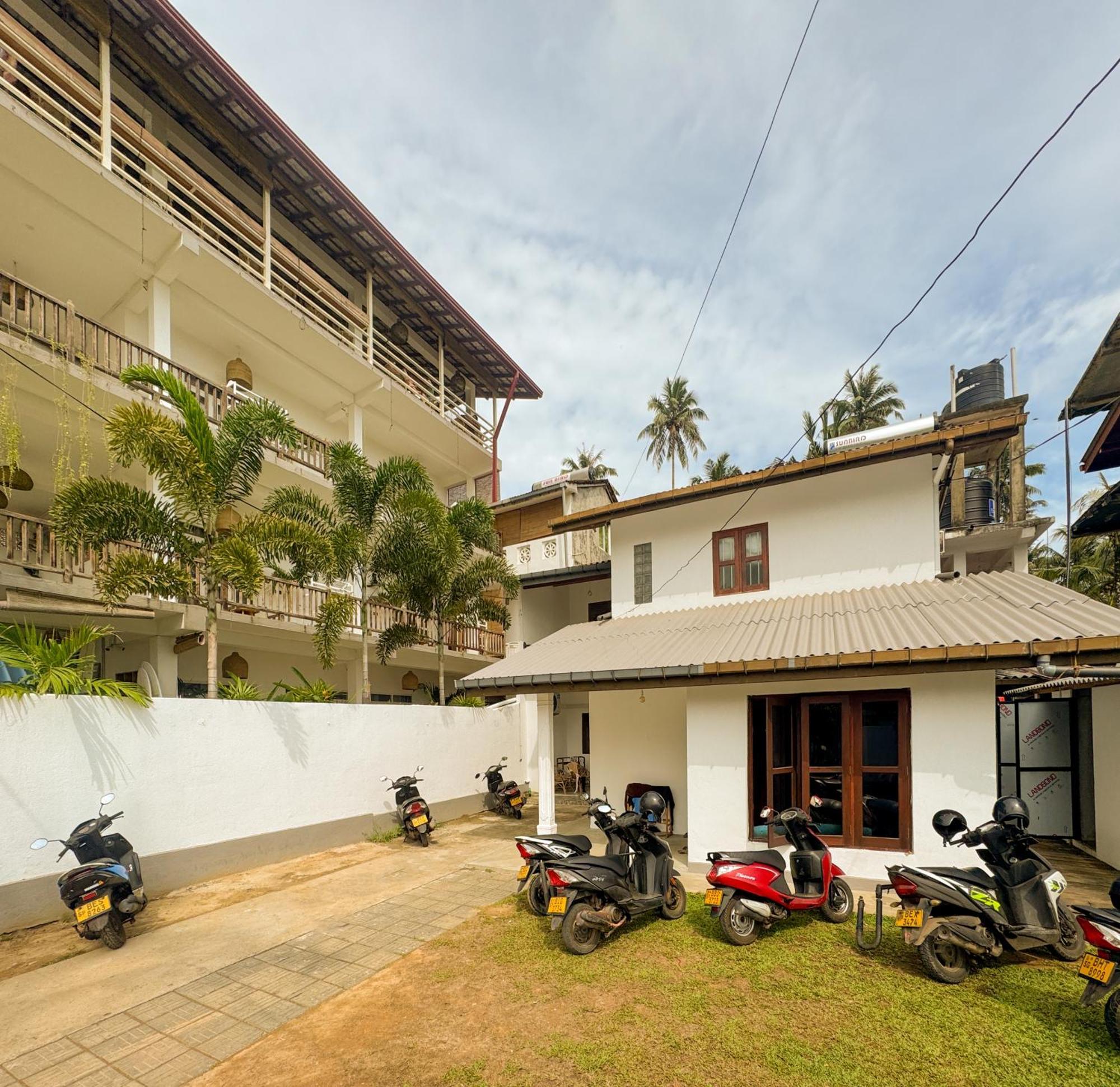 Lucky'S Surf Camp Bed and Breakfast Weligama Buitenkant foto